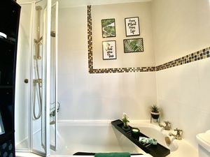 Main Bathroom- click for photo gallery